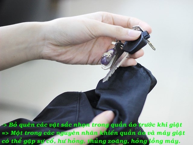 Bỏ quên các vật sắc nhọn bên trong khiến máy giặt hỏng zoăng, hỏng lồng Bỏ quên các vật sắc nhọn bên trong khiến máy giặt hỏng zoăng, hỏng lồng