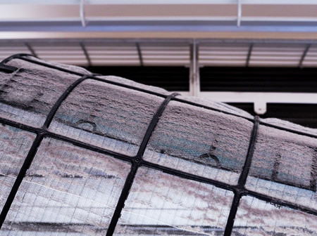 Máy điều hòa chạy nhiều nên nhiều bụi bẩn cần được vệ sinh Máy điều hòa chạy nhiều nên nhiều bụi bẩn cần được vệ sinh