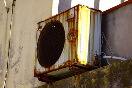 Dàn nóng quá bẩn nên tản nhiệt kém, chạy kém lạnh Dàn nóng quá bẩn nên tản nhiệt kém, chạy kém lạnh