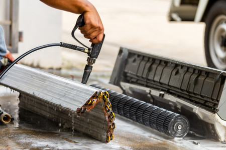 Vệ sinh trục quạt, dàn lạnh và vỏ máy điều hòa Vệ sinh trục quạt, dàn lạnh và vỏ máy điều hòa