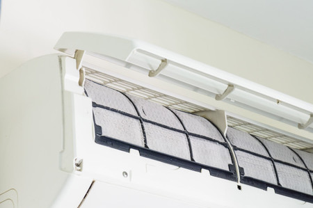 Dàn lạnh và lưới lọc bụi bẩn khiến điều hòa chạy không mát Dàn lạnh và lưới lọc bụi bẩn khiến điều hòa chạy không mát