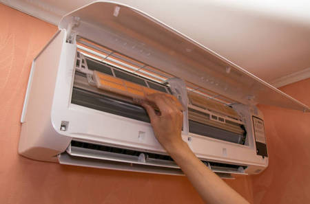 Tháo bỏ lưới lọc bụi và vỏ máy để vệ sinh dàn lạnh Tháo bỏ lưới lọc bụi và vỏ máy để vệ sinh dàn lạnh