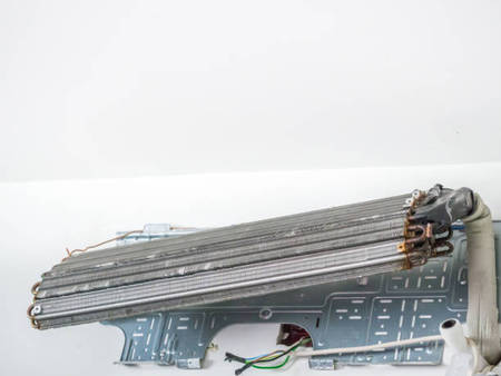 Thợ sửa điều hòa tháo và sửa dàn lạnh điều hòa từ bên trong Thợ sửa điều hòa tháo và sửa dàn lạnh điều hòa từ bên trong