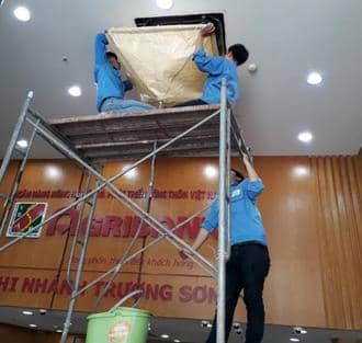 Thực hiện vệ sinh máy điều hòa cho ngân hàng Thực hiện vệ sinh máy điều hòa cho ngân hàng