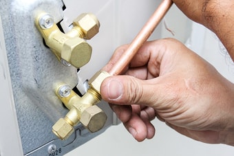 Thực hiện bắt zacore dàn nóng điều hòa treo tường Thực hiện bắt zacore dàn nóng điều hòa treo tường