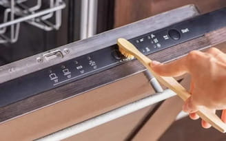 Vệ sinh để hạn chế lỗi phím cho máy rửa bát