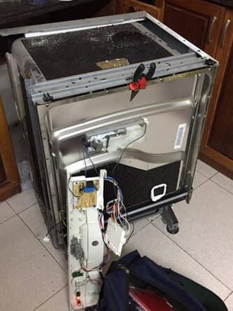 Không nên tự sửa nguồn máy rửa bát bị chập điện