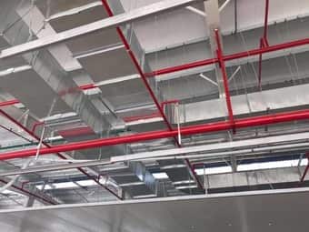 Lắp đặt hệ thống ống gió hút mùi bên trong xưởng