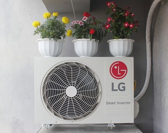 Tháo điều hòa cho khách hàng ở nhà chung cư