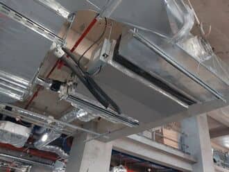 Lắp điều hòa cho phòng khách có cầu thang