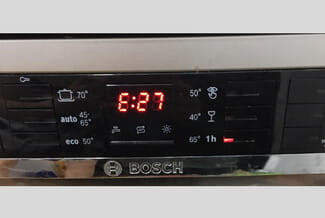 Máy rửa bát bật lên báo lỗi luôn không bấm được