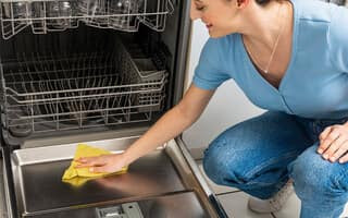 Máy rửa bát kêu có nguy hiểm hay không