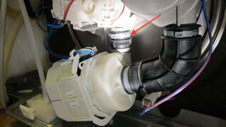 Máy rửa bát lỗi bơm nhiệt nên không sấy