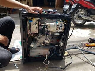 Máy rửa bát rò nước làm hỏng mạch sửa tốn kém Máy rửa bát rò nước làm hỏng mạch sửa tốn kém