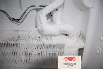 Tủ lạnh bị bám tuyết, đông đá quanh thành tủ