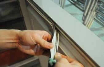 Tủ lạnh hở zoăng nên đóng không kín được cửa Tủ lạnh hở zoăng nên đóng không kín được cửa