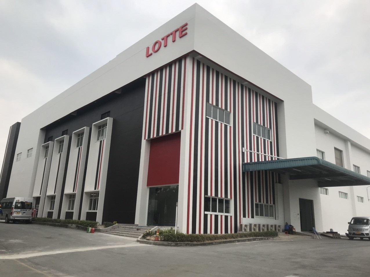 THI CÔNG PHIM CƯỜNG LỰC BẢO VỆ KÍNH CHO VP TTTM LOTTE MỸ PHƯỚC